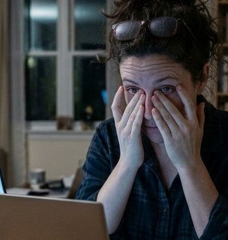 mujer con fatiga visual frente a pantalla ordenador ojos cansados1